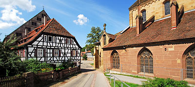 Kloster Maulbronn im Salzachtal gehört zum Weltkulturerbe - Kirche und Fachwerkhaus im Klosteranwesen Maulbronn © H.D.Volz