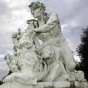Figurenschmuck im Schlosspark von Karlsruhe