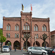 Rathaus Tauberbischofsheim in sandsteinroter Neugotik
