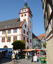 Mosbachs aufragendes Rathaus