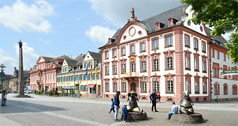 Offenburg, Hauptstraße mit historischem Rathaus und Denkmal für den Ortsgründer