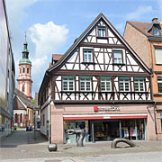 Offenburg, Heiligkreuzkirche vom Markt aus gesehen, vorn schönes Fachwerk