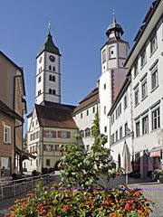 Wangen Spitalstraße mit Turm der Pfarrkirche und Stadtturm Ratloch © traveldia #47829694