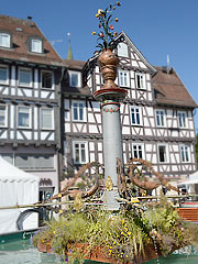 Schorndorf, grazil eiserner Marktbrunnen