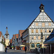 ehemaliges Rathaus am Markt, honten der Weickersheimer Torturm