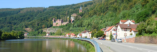 Burgruine Eberbach auf einem Odenwaldhügel über dem Neckar