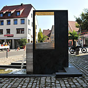 Moderner Brunnen vor der Stadtkirche von Crailsheim