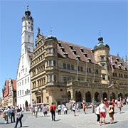 Rathaus von Rothenburg o.d.T. ein großer Doppelbau ähnlich wie das Rathaus von Chemnitz, nur älter