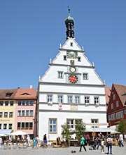 Rothenburg ob der Tauber - die Ratstrinkstube am Markt hat viele Uhren