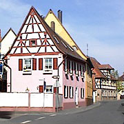 Herzogenaurach in Mittelfranken - urige Häuser an der Hauptstraße - links geht es in den Steinweg, wo beachtlich alte Häuser zu sehen sind