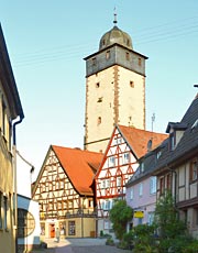 Der Bayersturm ist ordentlich hoch, war als Hauptturm der einstigen Stadtbefestigung der Mainstadt Lohr sicher auch Beobachtungsturm interesant. Zuletzt wohnten die Bayers darin.
