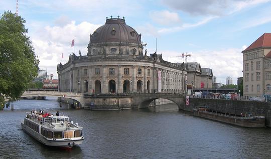 Berlon, Museumsinsel an der Spree, Monbijoubrücke am Bodemuseum