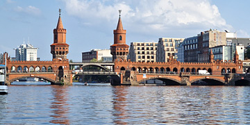 die rote Oberbaumbrücke über die Spree