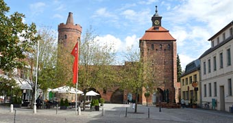Bernau, östliche Altstadt: Durch zwei Wehrgänge ist der Hungerturm mit dem Steintor verbunden.