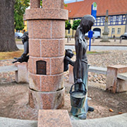 Marktbrunnen mit Wasserträgerin