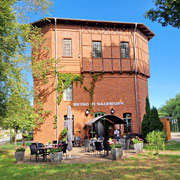 Bistro im kleinen Kühlwasserturm