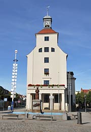Treuenbrietzen Rathaus mit Sabinchenbrunnen