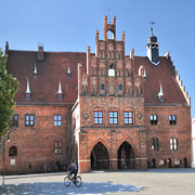 Jüterboger Rathaus am leeren Marktplatz