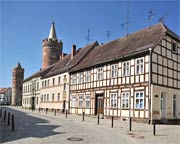 Jüterbog, Türme am Dammtor und Frauentor, vom Heilig-Geist-Platz aus gesehen. Rechts zum Bleichhag