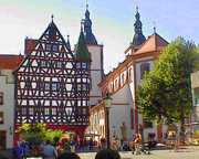 Altes Rathaus, Fachwerk-Gotik neben barocker Heiligkreuz-Kirche