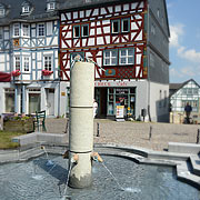 Bad Camberg, von Fachwerk umgebener Marktbrunnen