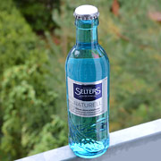 Flasche voll Wasser schmeckt wie Flasche leer. Und doch hat dieses Selterswasser fast 500 mg gelöste Bestandteile pro Liter.