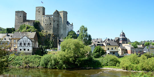 Burg Runkel über der gleichnamigen Stadt an der Lahn