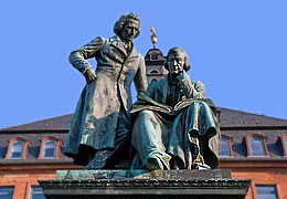 Hanau, Denkmal Brüder Grimm vor Neustädter Rathausturm unter vielen Geburtswehen entstanden © C. Schiller