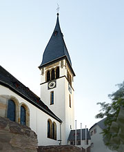 Hattersheim Kirche St. Martinius mit steilem Turmziopfel