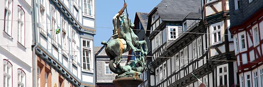 Marburg, Häuser mit Denkmal Marktplatz © sinuswelle