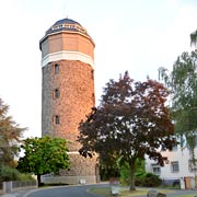 kein verirrter Wehrturm, sondern der noch funktionierende Wasserturm der Stadt Mühlheim am Main