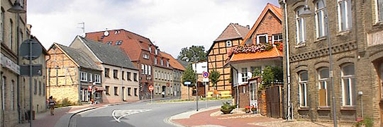 Büel, mecklenburger Kleinstadt mit Ziegenmonument an exponierter Stelle