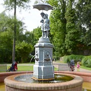 Brunnenfiguren Schirmkinder im Burggarten der Stadt Lübz