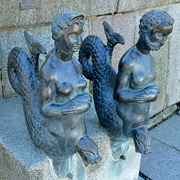 komische Figuren vor der Wismarer Wasserkunst, dem Renaissance-Brunnen auf dem Marktplatz von Wismar
