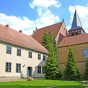 vorn das Heimatmuseum, im Hintergrund die Marienkirche von Eggesin