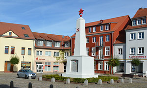 Denkmal mit Nachhaltigkeit am Markt von Richtenberg in Vorpommern. Die Namen so vieler Gefallener nu an dieser Kleinstadt...
