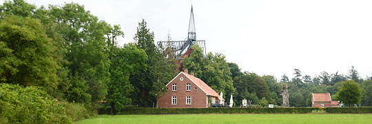 Die angedeutete Klosterkirche Ihlow verleidet zum Besteigen des Kirchturms
