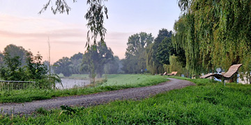 ein schöner Weg begleitet das Ufer der Vechte