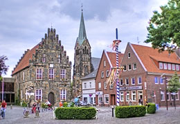 Marktplatz mit Rathaus in Schüttorf, Niedersachsen