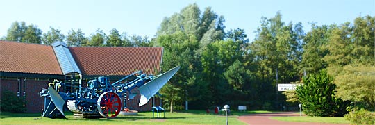 Cloppenburg: schwere Landtechnik vor dem Freilandmuseum