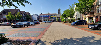 V iel Platz und angenehmes Parken auf dem Marktplatz von Loeningen