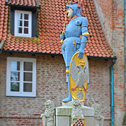 Rolandsfigur im Burghof Bederkes