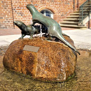 Wappentier von Otterndorf ist ein Otter. Im Brunnen am Rathausplatz tummeln sie diese Ottern immer noch.