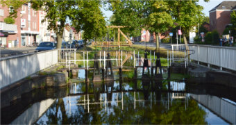 Papenburg, Klappbrücke am Kanal