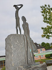 Figuren 2004 mit neugestaltetem Kastanienplatz Altgarbsen eingeweiht