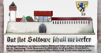 historische Bezüge an eine Hausmauerwand von Soltau