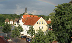Bersenbrücker Kirche St. Vincentius, von Regenbogen überdacht