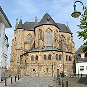 Ostercappeln: Ganz schön imposant erscheint die Kirche St. Lambertus auch von ihrer Ostseite.