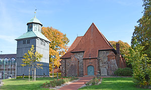 Visselhoevede, St. Johannis mit freistehendem Glockenturm, typisch für das Heideland