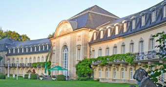 Das auf Initiative des preußischen Staatsministers Viktor von Podbielski im Stile des Neu-Rokoko 1906 errichtete große Schwefelbadehaus